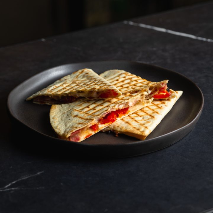 Кесадилья с маринованным перцем и беконом