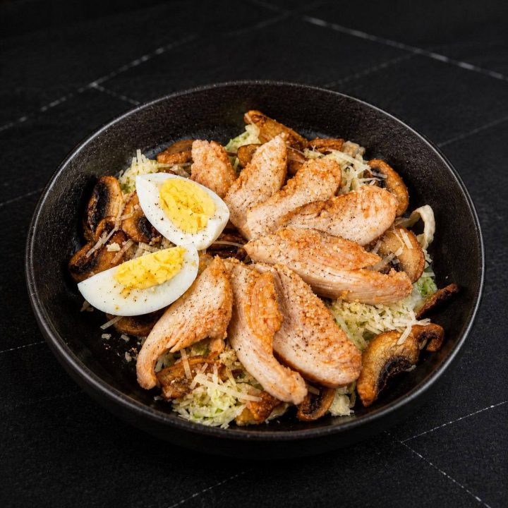 Теплый салат с курицей и грибами