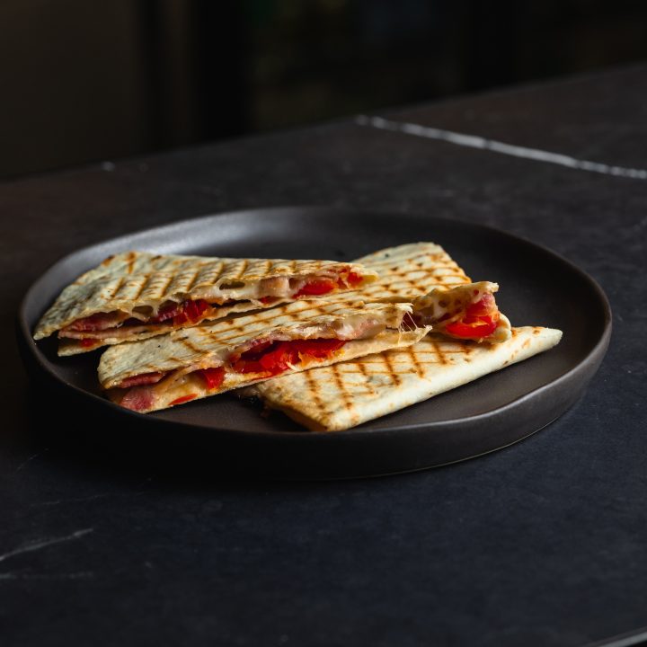 Кесадилья с маринованным перцем и беконом